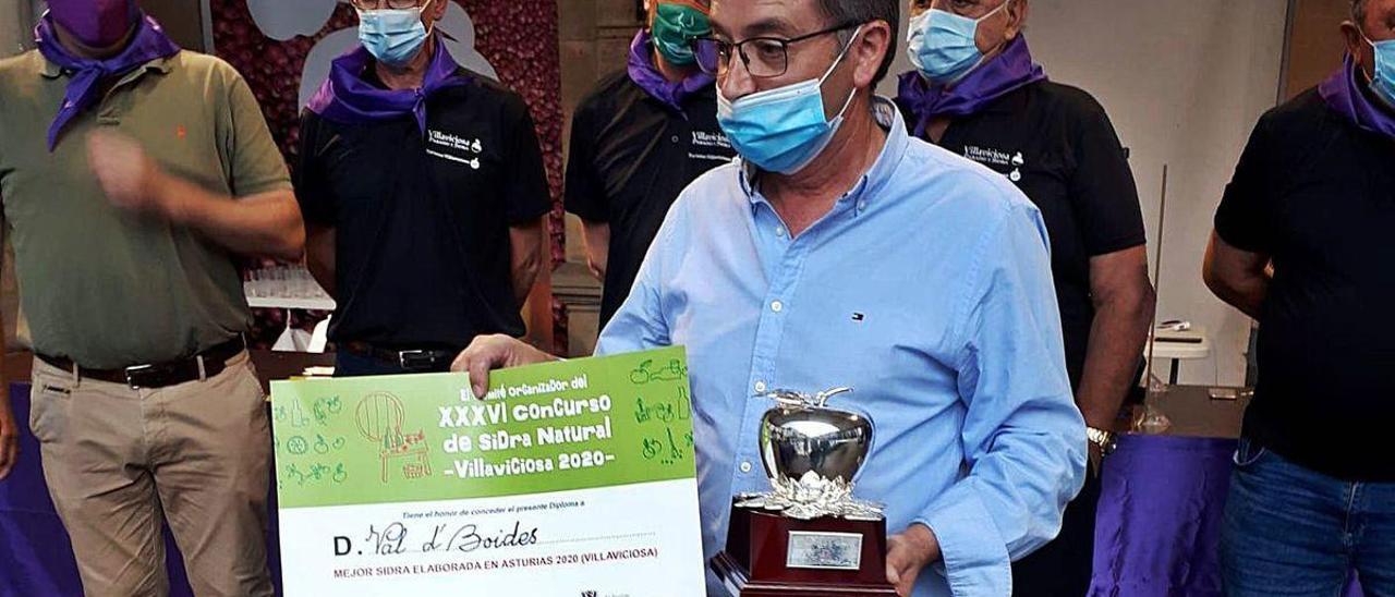 Julián Castañón, recogiendo ayer el premio de la mejor sidra natural, que recayó en Val de Boides.