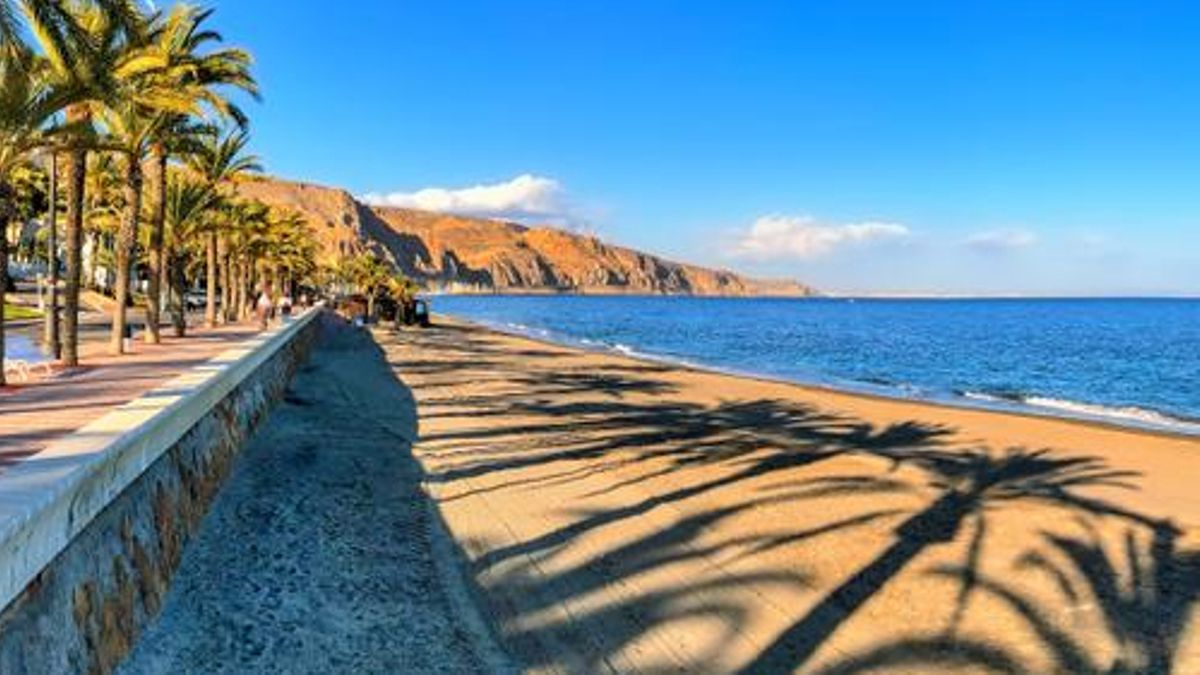 Una playa de Roquetas de Mar.