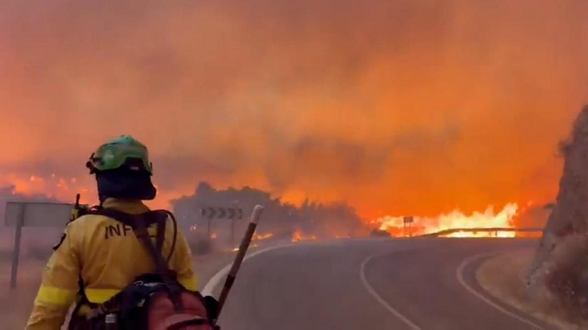 Lluita a contrarellotge per extingir l'incendi dels Gallardos a Almeria.