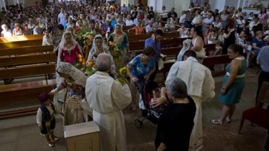 Entrega de flores en la iglesia parroquial.