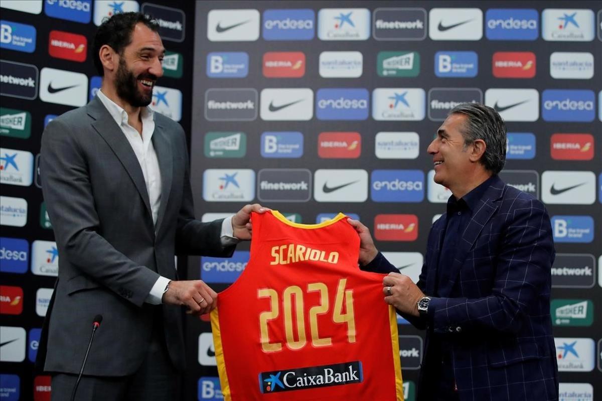 Jorge Garbajosa, presidente de la Federación, posa con Sergio Scariolo en el acto en el que se ha anunciado su continuidad