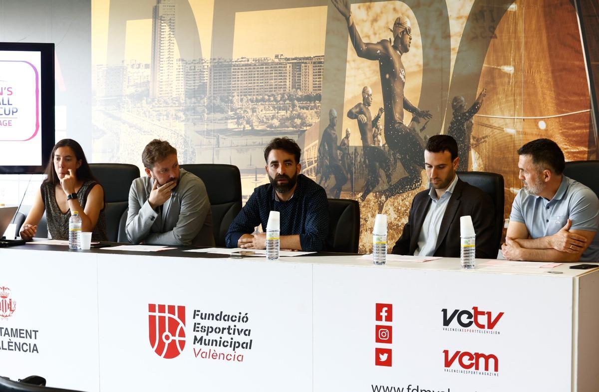 Mesa de la presentación de la Copa del Mundo de sófbol de València
