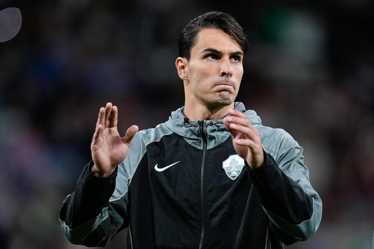 Fede Redondo, al salir al terreno de juego del estadio Santiago Bernabéu