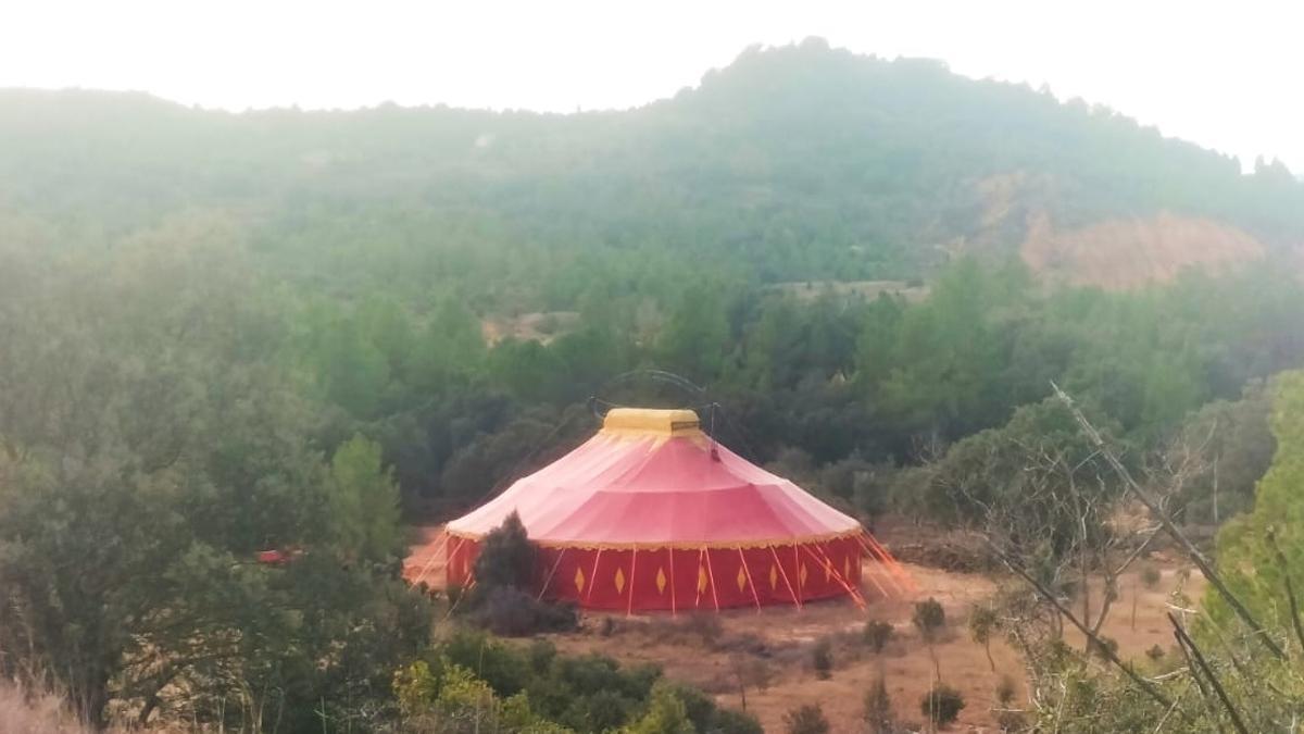 La Carpa Rural Malaika está instalada en medio del entorno natural del bosque de Olba, en San Agustín
