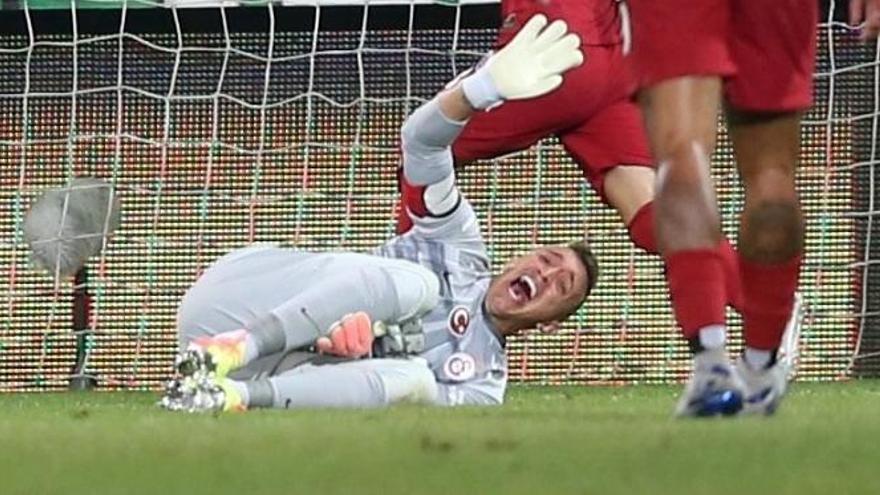 Fernando Muslera tras sufrir la lesión durante el Caykur Rizespor-Galatasaray.