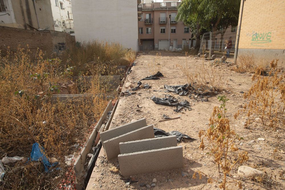 Queja de los vecinos de la Plaza Sant Cristofol de Sagunt, al tener que vivir junto a los restos de una obra parada hace años.