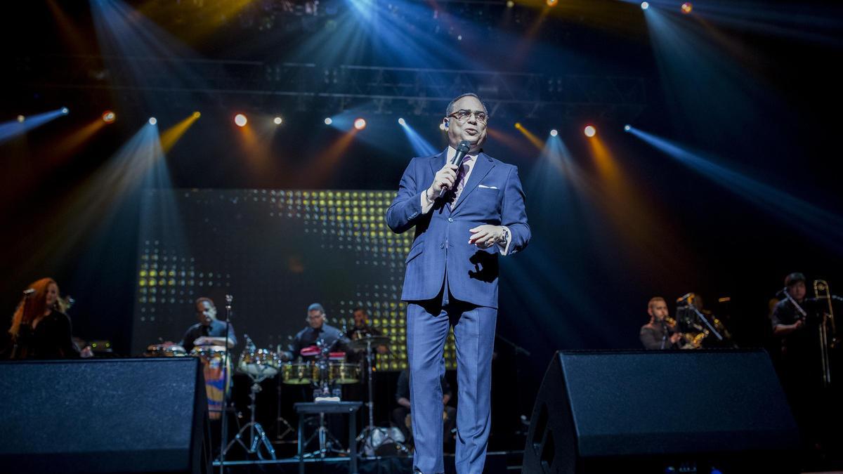 Gilberto Santa Rosa sobre el escenario