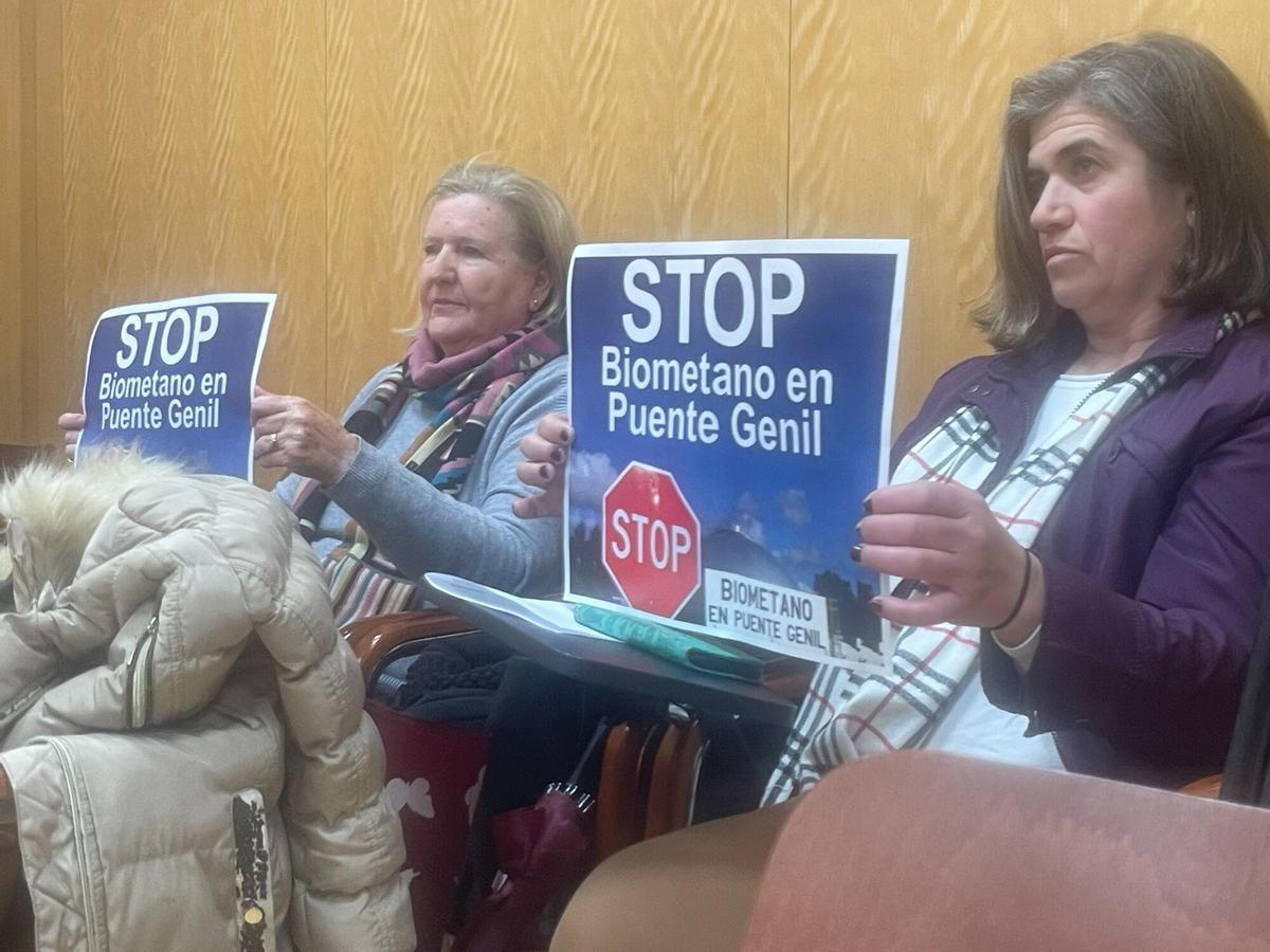 Protesta en el pleno de Puente Genil contra las plantas de biometano.