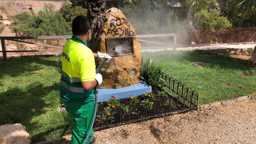 Operarios del servicio de limpieza retirando las pintadas del Monolito en honor a los republicanos en Elche