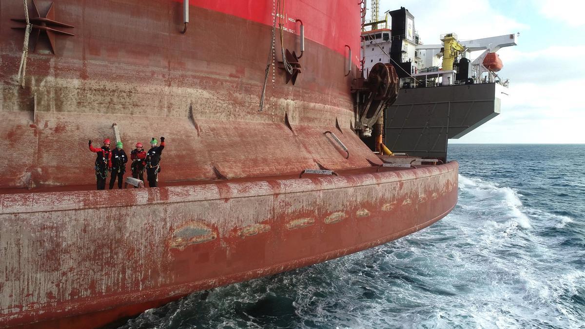 Ecologistas de Greenpeace colocaron una pancarta en una acción en una plataforma de Shell, en el Mar del Norte, para expandir un yacimiento de petróleo y gas existente, frente a la costa de Cherburgo, en el noroeste de Francia