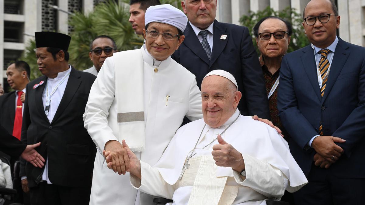 Un instante de la visita del papa Francisco a Indonesia.