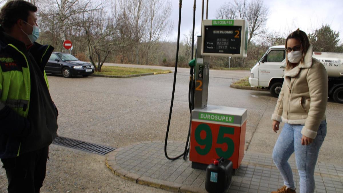 Andreia Afonso, de Braganza, recoge una garrafa cargada de combustible en la gasolinera de Sanabria. | Araceli Saavedra