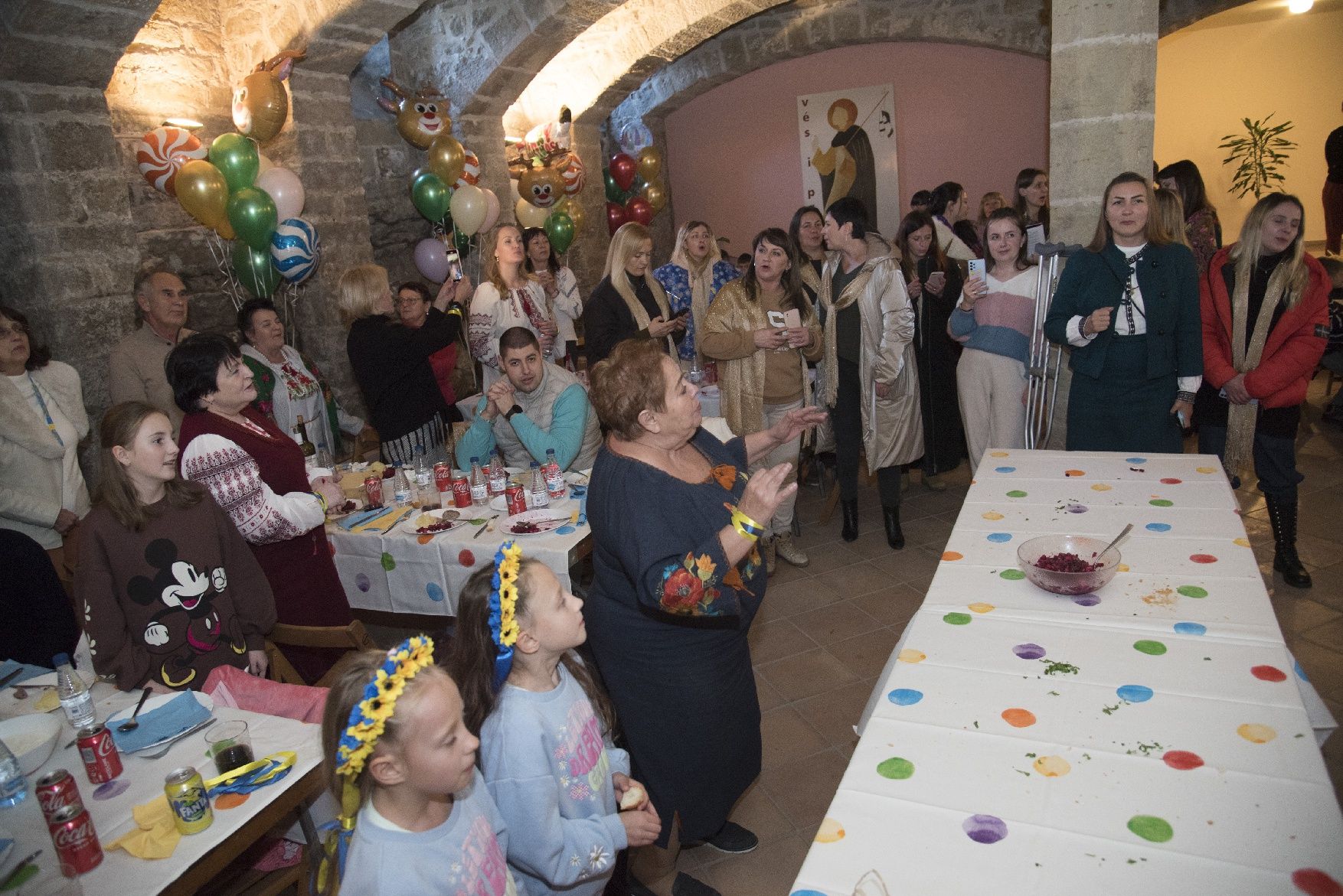 Les imatges de la celebració de centenars d'ucraïnesos al convent de Santa Clara