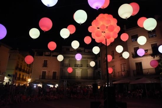 Un espectacle de globus d''heli posa color a la nit