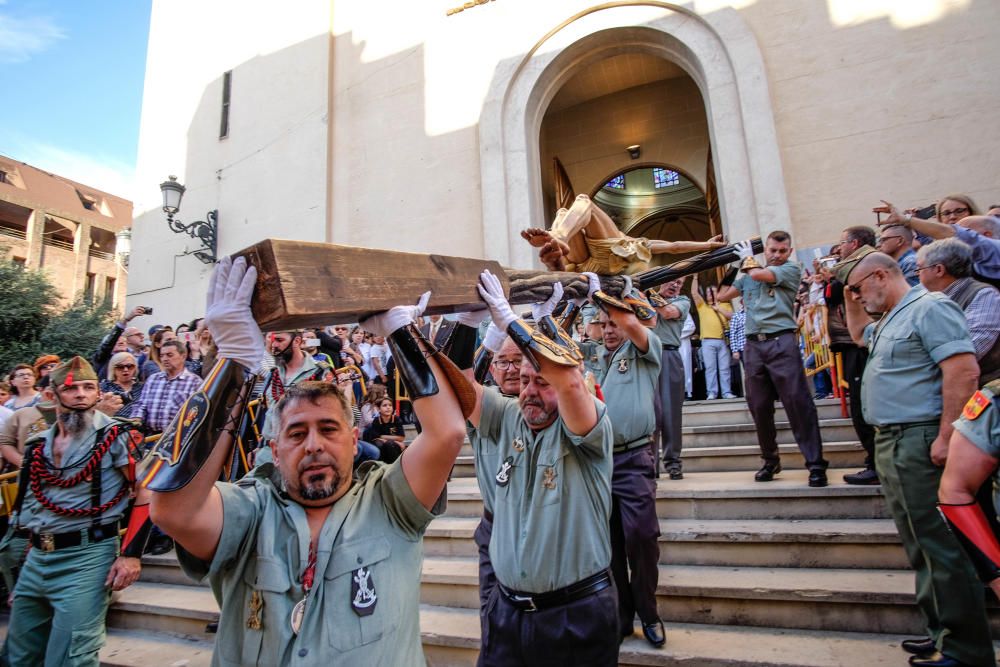 Multitud de público arropó la procesión organizada por la Hermandad del Calvario de Elda, en la que sesenta exlegionarios portaron a hombros el trono.