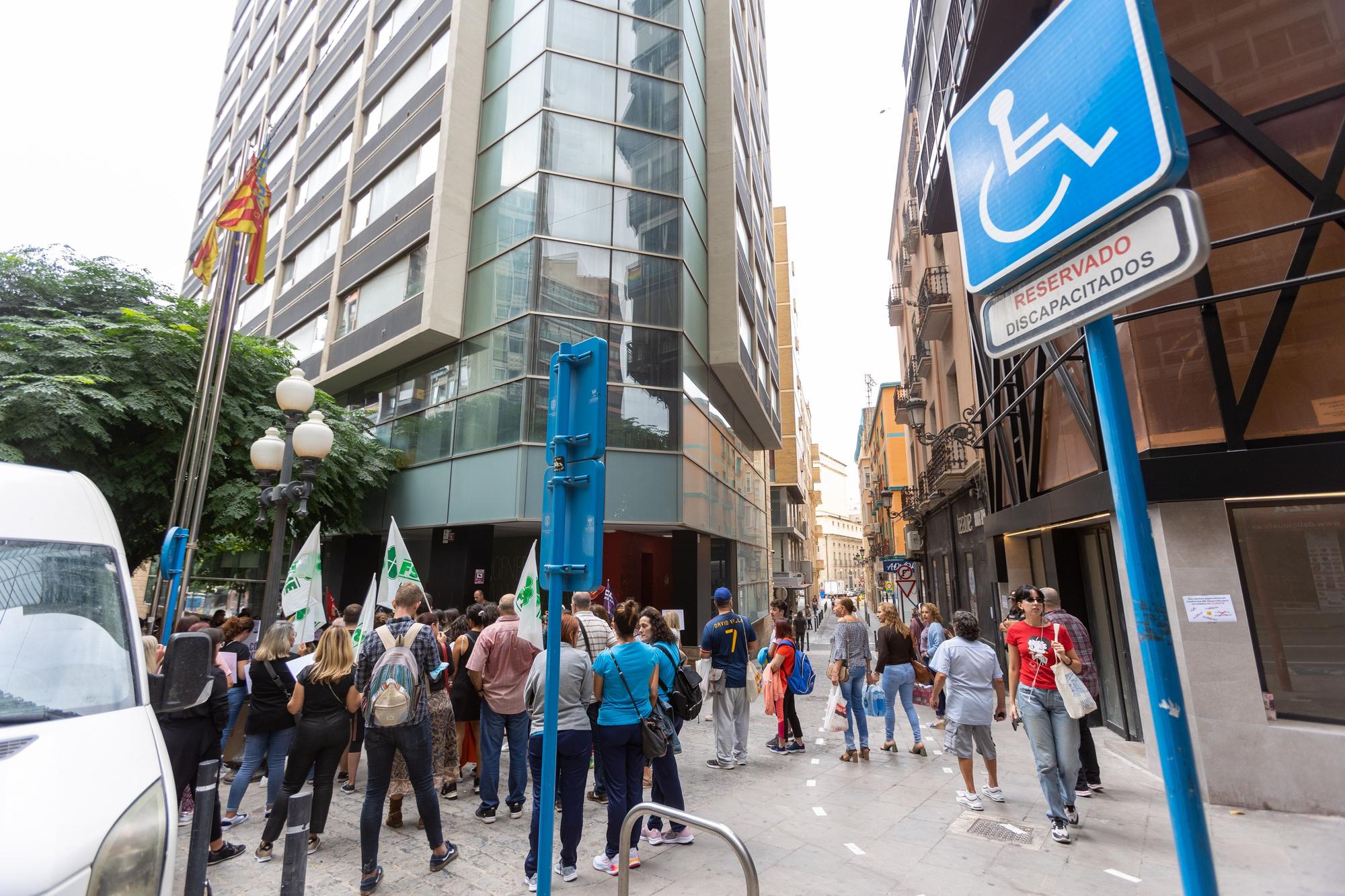 Protesta en Alicante contra el recorte de terapias en los centros de atención temprana