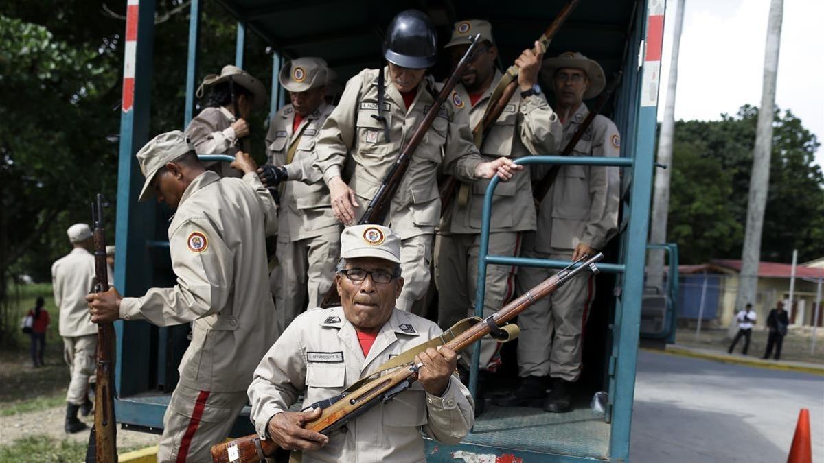 Un grupo de milicianos en las maniobras militares en Caracas.