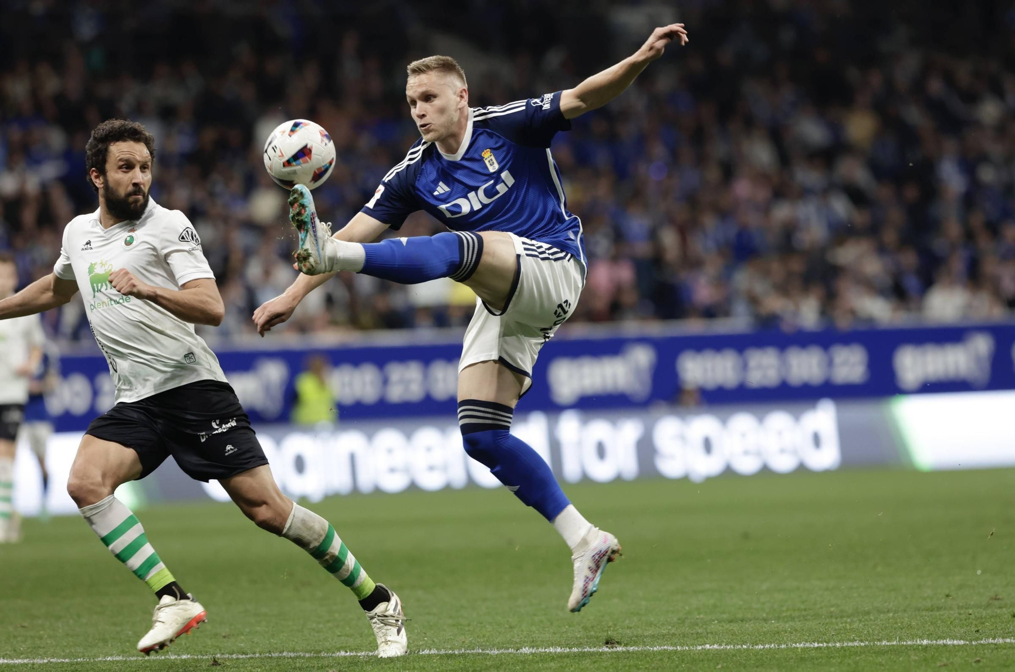 EN IMÁGENES: Partido y ambientazo del Real Oviedo-Racing de Santander disputado en el Tartiere