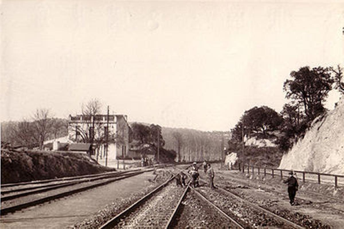 Imatge històrica de l’entorn ferroviari de Maçanet-Massanes, quan l’estació ja tenia un paper d’enllaç entre línies.