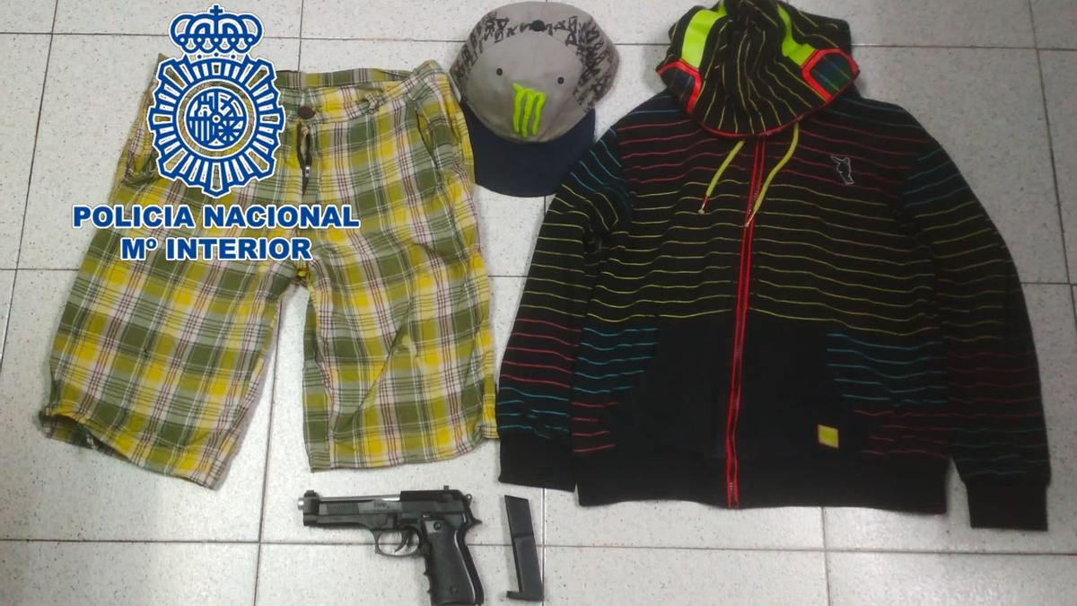 La pistola y ropa requisada a los supuestos ladrones.