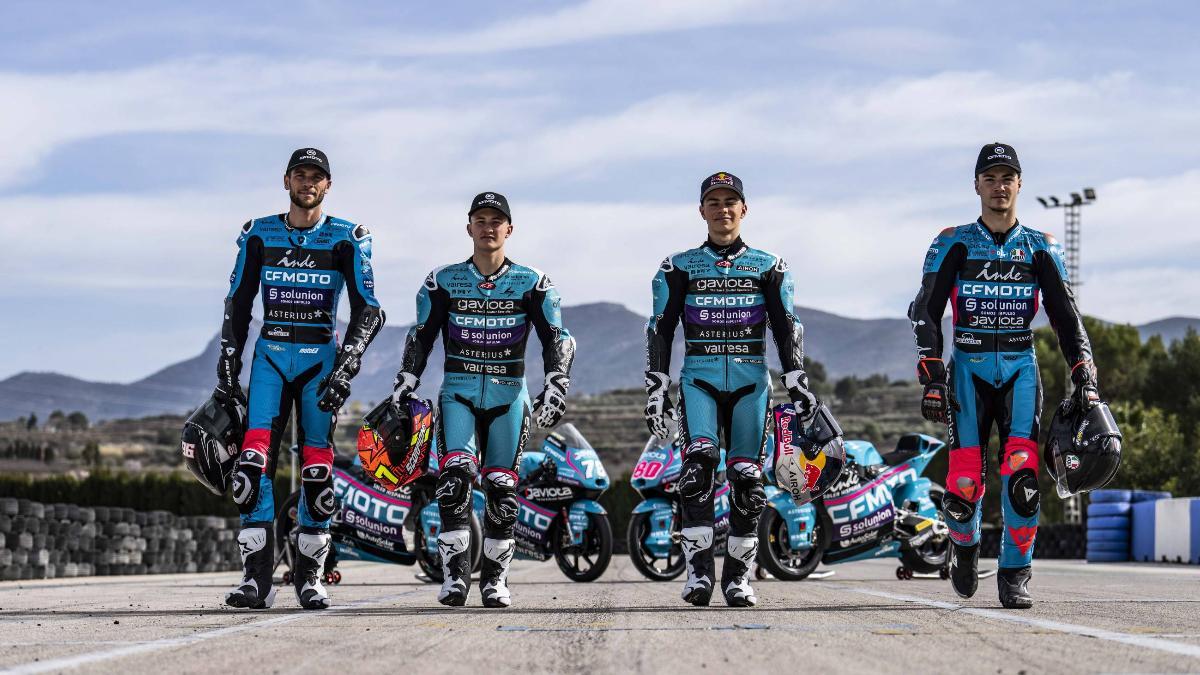 Los pilotos de Aspar para Moto2 y Moto3, con sus nuevas CFMoto en azul y fucsia