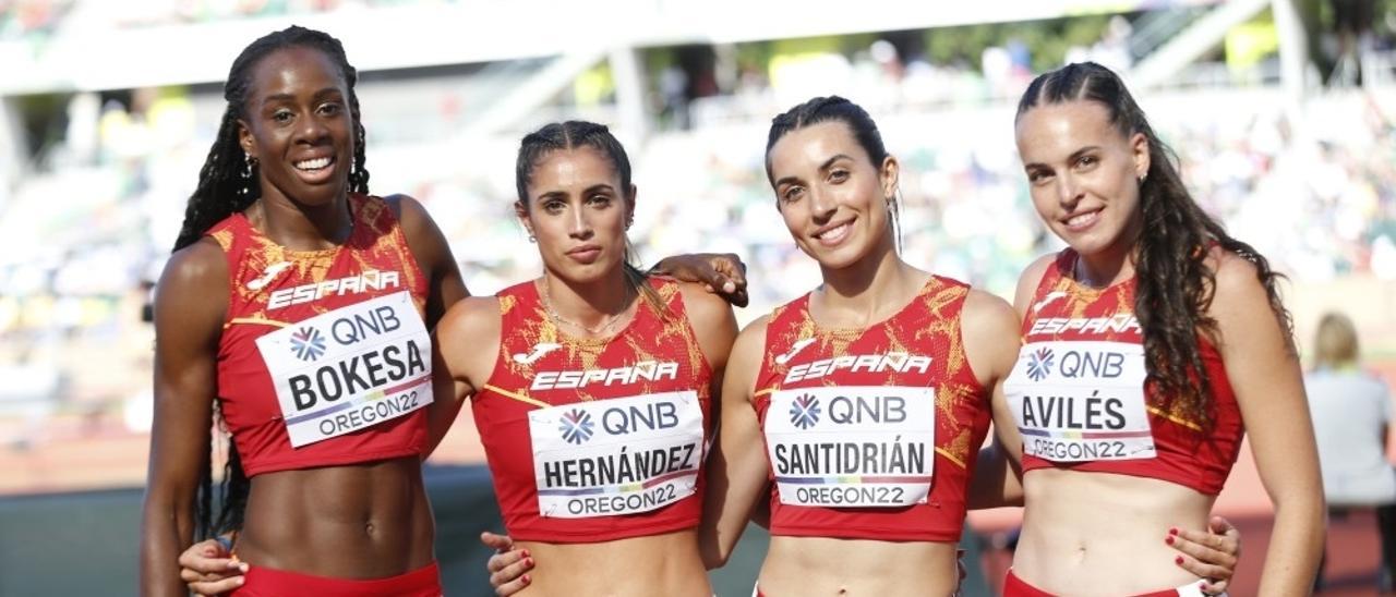 Carmen Avilés, la primera por la derecha tras competir en el Mundial de atletismo de Eugene.