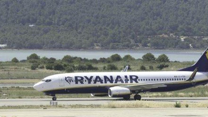 Un avión de Ryanair en la pista de es Codolar el pasado mes de junio.