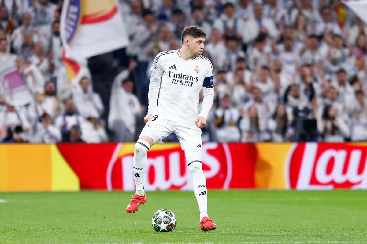 Federico Valverde of Real Madrid in action during the UEFA Champions League 2024/25  League Round of 16 First Leg match between Real Madrid CF and Atletico de Madrid, at Santiago Bernabeu stadium on March 04, 2025, in Madrid, Spain. AFP7 04/03/2025 ONLY FOR USE IN SPAIN. Dennis Agyeman / AFP7 / Europa Press;2025;SPAIN;SPORT;ZSPORT;SOCCER;ZSOCCER;Real Madrid CF v Atletico de Madrid - UEFA Champions League 2024/25  League Round of 16 First Leg;