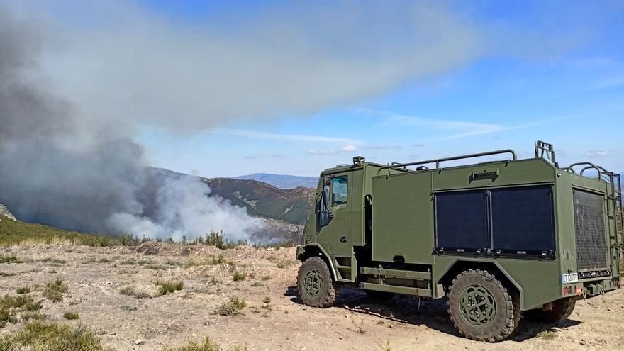 Declarado el nivel 2 de gravedad el incendio forestal del campo de tiro militar del Teleno (León)