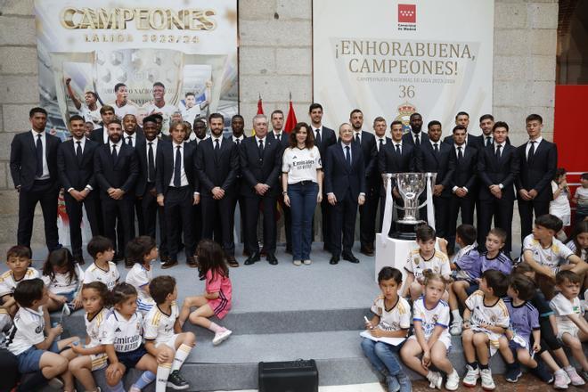 El Real Madrid recibe el trofeo de su trigésimo sexta Liga e inicia las celebraciones