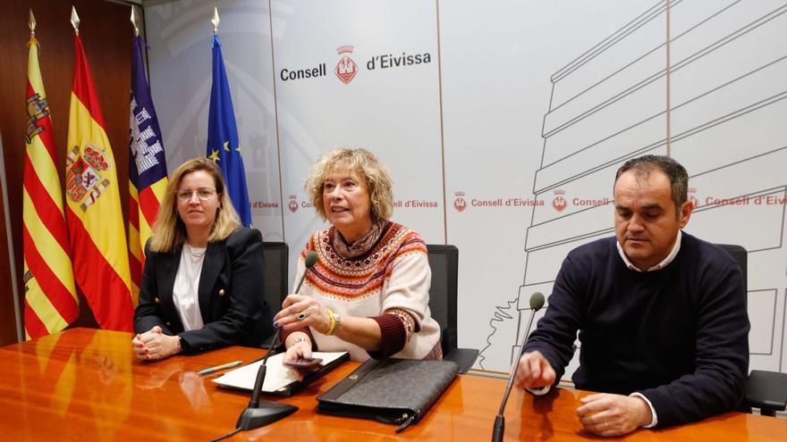 La vicepresidenta del CEIE,
 Catiana Fuster, la presidenta,
 Belén Torres y el secretario, 
Salvador Ruiz.  juan  a Riera