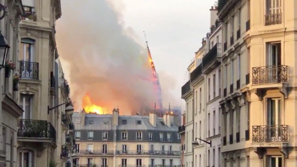 Un incendi crema Notre Dame de París