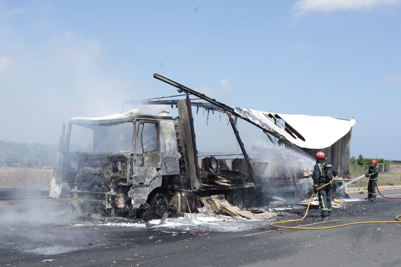 Accidente en la AP-7: Dos camiones chocan a la altura de La Vilavella