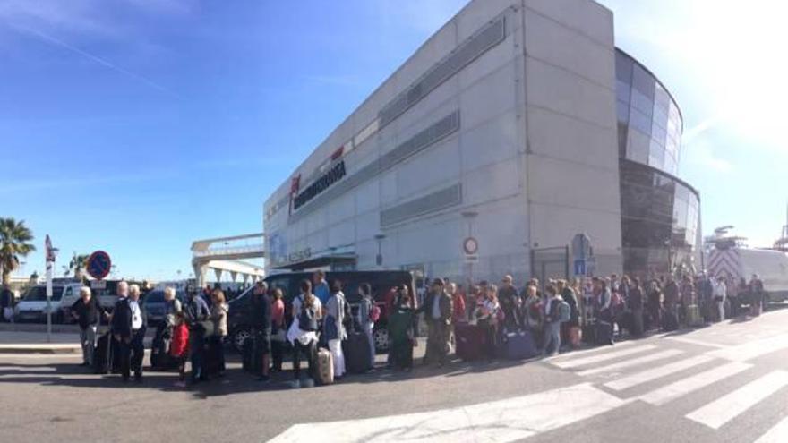 Colas en la estación marítima a la espera de un taxi ayer por la mañana.