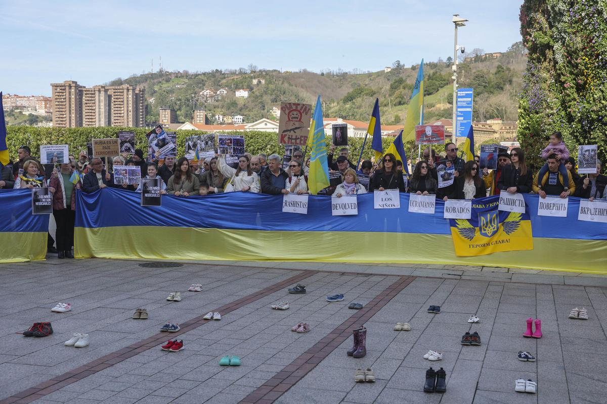 BILBAO, 22/02/2026.- Concentración este domingo en Bilbao convocada por la Asociación Socio-Cultural y de Cooperación al Desarrollo Ucrania-Euskadi para denunciar los crímenes de guerra rusos en Ucrania. EFE/Luis Tejido