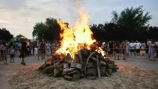 Zaragoza se 'sanjuana' en una festiva y calurosa noche para los barrios de la ciudad