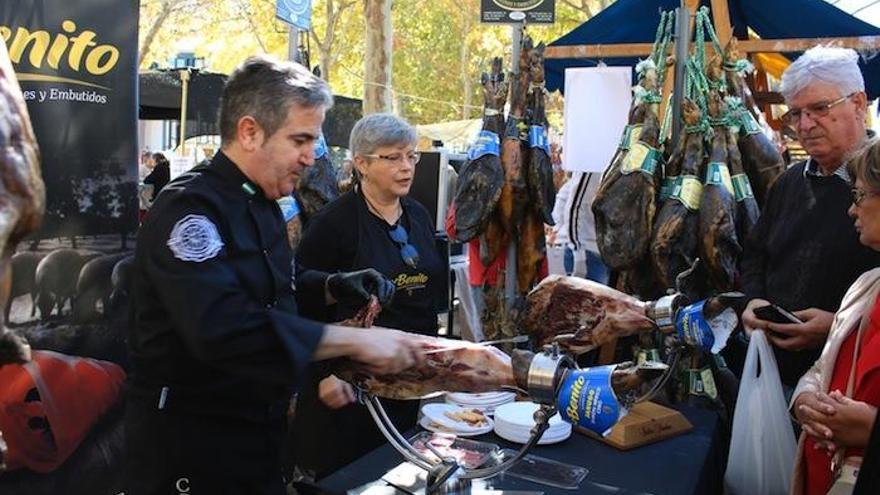 Un cortador de jamón durante la feria gastronómica.