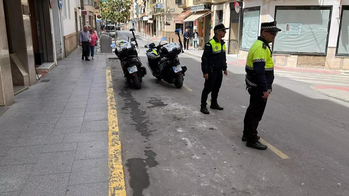 Una pareja de policías locales, en la calle El Peso de Lucena.