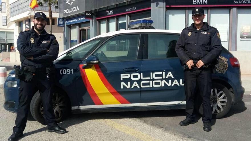 Dos policías salvan la vida a una mujer en Palma