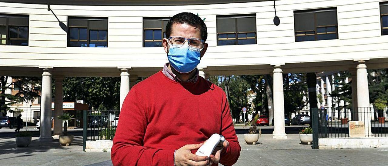 Rubén López, CEO de eKuore, con el estetoscopio inalámbrico, en la entrada del Hospital General de València el miércoles.