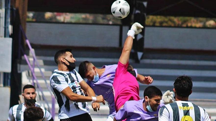 El portero visitante Chicho estuvo muy seguro en el juego aéreo. | | DAVID MARTÍN