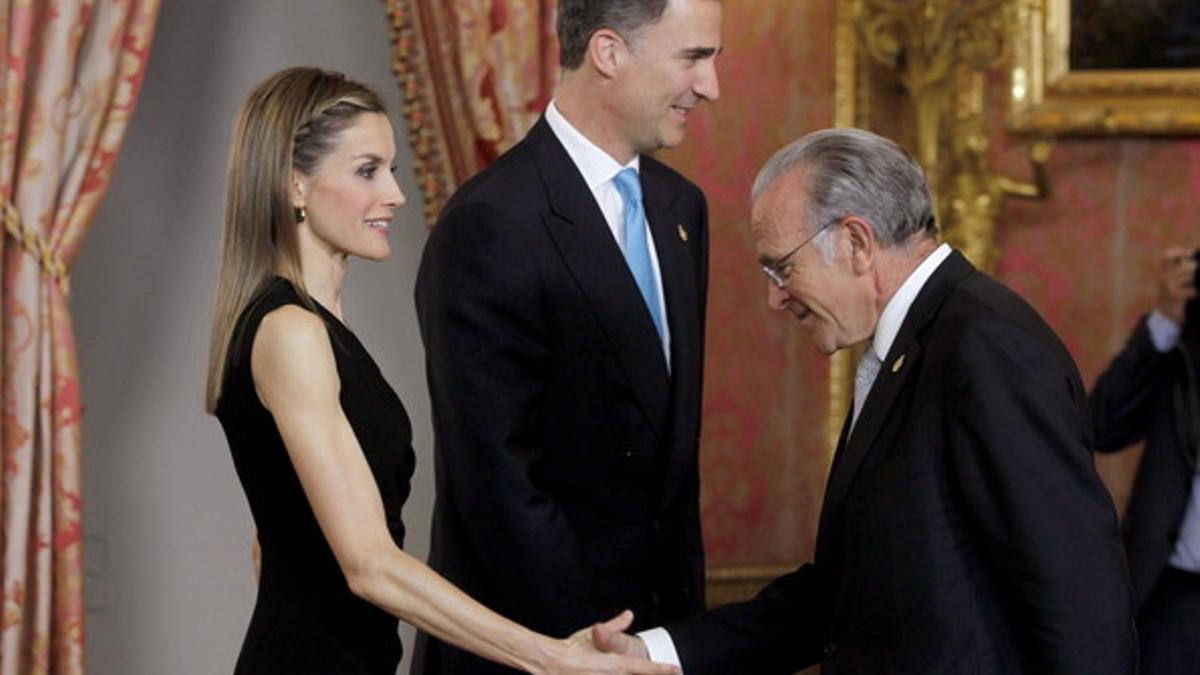 Los Príncipes saludan al presidente del grupo La Caixa, Isidre Fainé, el pasado día 10, en el Palacio Real de Madrid.