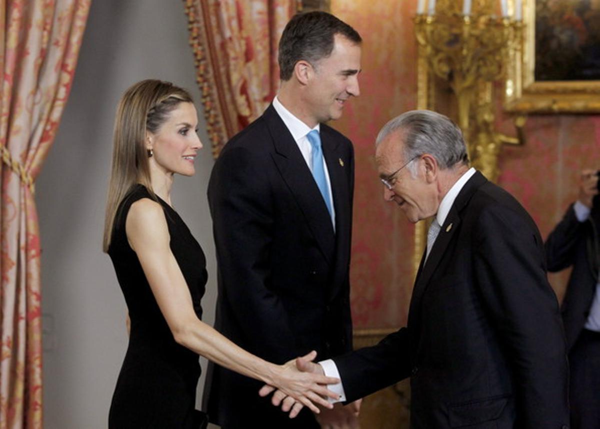 Els Prínceps saluden el president del grup La Caixa, Isidre Fainé, el passat dia 10, al Palau Reial de Madrid.