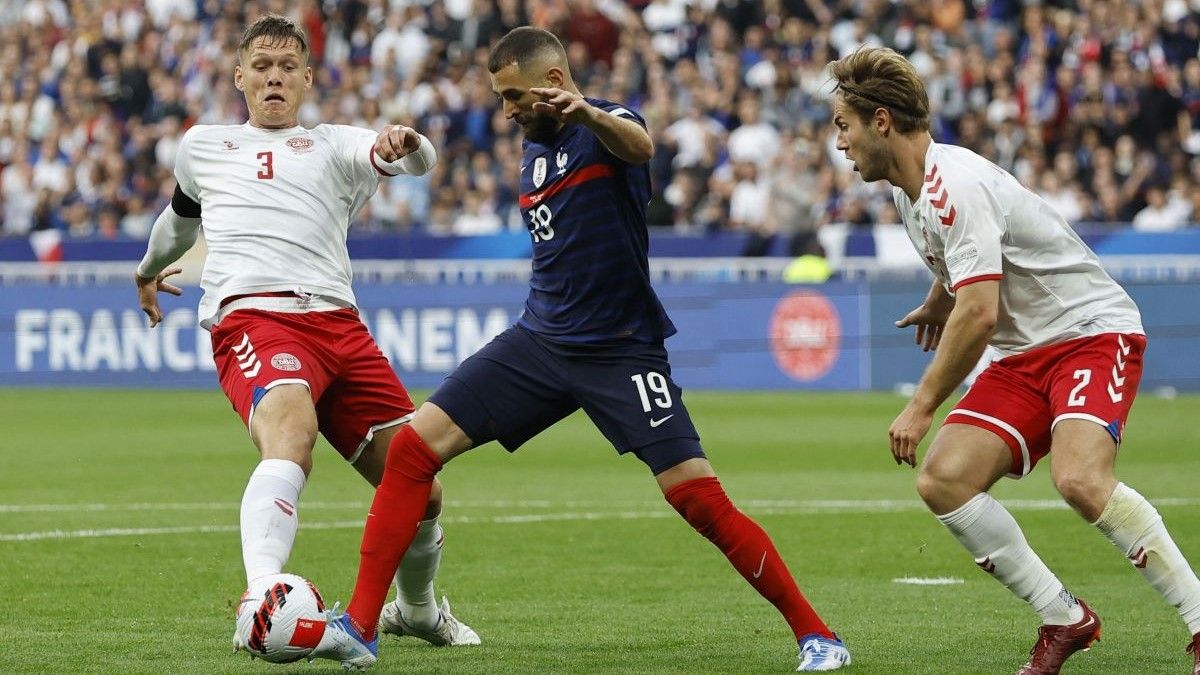 Benzema intenta escaparse de dos jugadores daneses, este viernes en París.