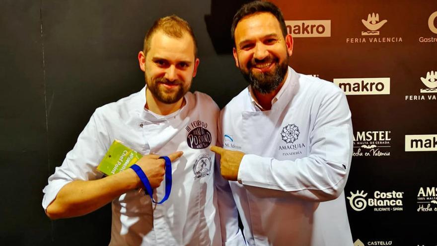 Los panaderos José Manuel Fernández y Luis Miguel Iglesias en la recogida del premio en Valencia. // D.P.