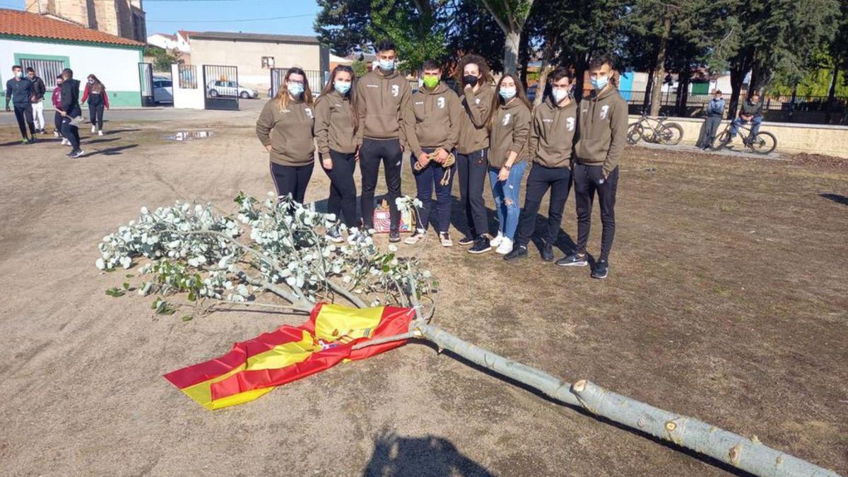 Los quintos de Villaralbo colocaban el ‘mayo’ en primavera de 2021. | Cedida