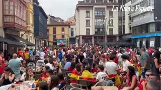Pola de Siero, entregada a la Roja en plenas fiestas del Carmín: una decena de pantallas en los bares del centro para no perder detalle