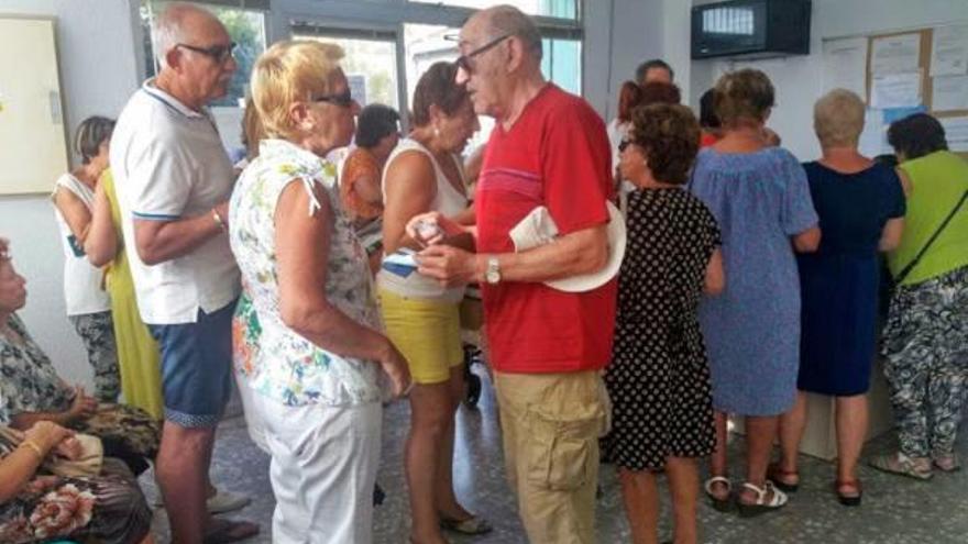 Un momento de la ocupación del consultorio llevada a cabo ayer por los manifestantes