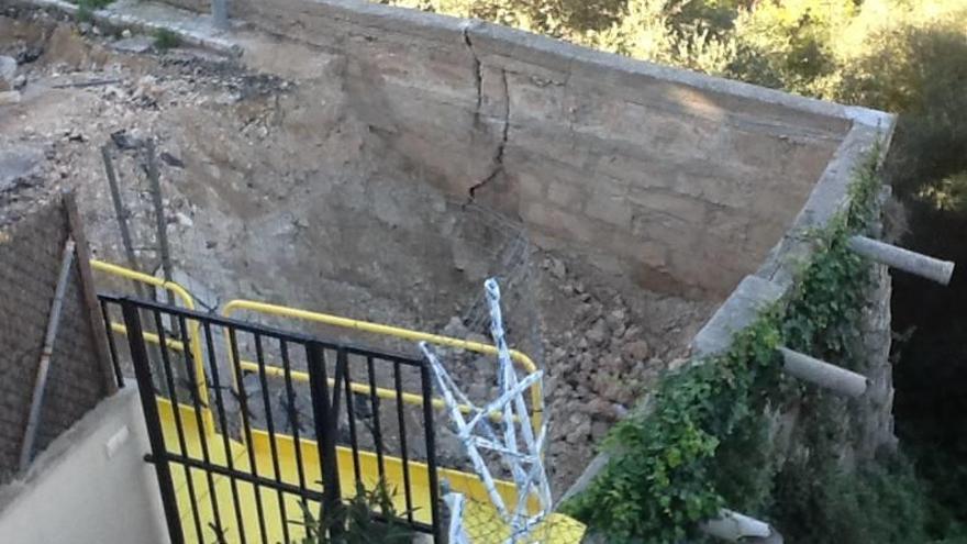 Ocho meses de socavón en la calle Peñíscola