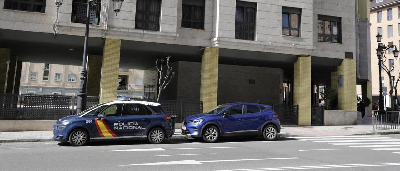 Coches de policía, este martes, frente al edificio en el que apareció muerta Tatiana Coinac. | FERNANDO RODRÍGUEZ